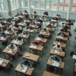 Países vizinhos ao Brasil sem vestibular — estudante brasileiro analisando opções de medicina no exterior